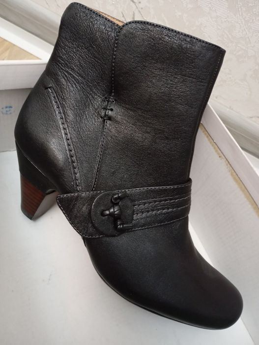 Продаю женские сапоги сапожки кожаные Clarks оригинал