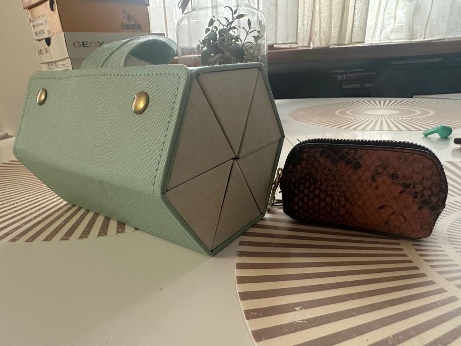 Кутия за 6бр очила + подарък