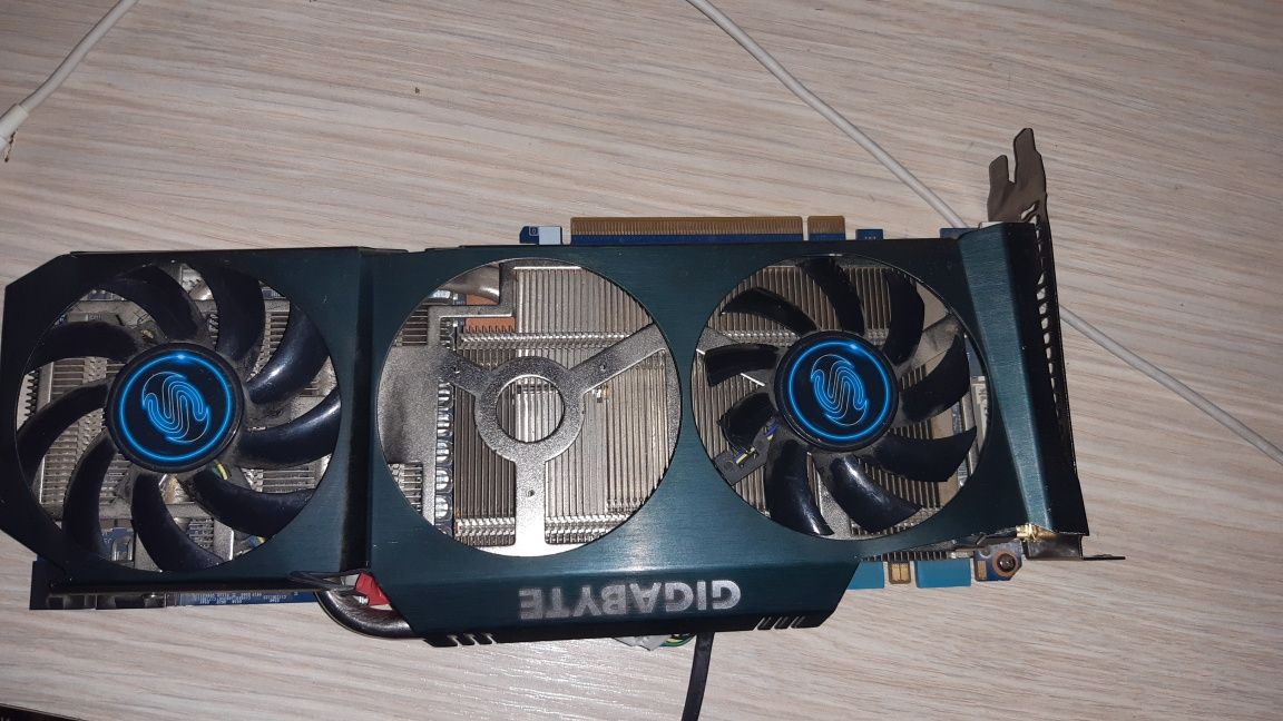 Vand placa video gtx 570 de la gygabite windforce de 1.2g