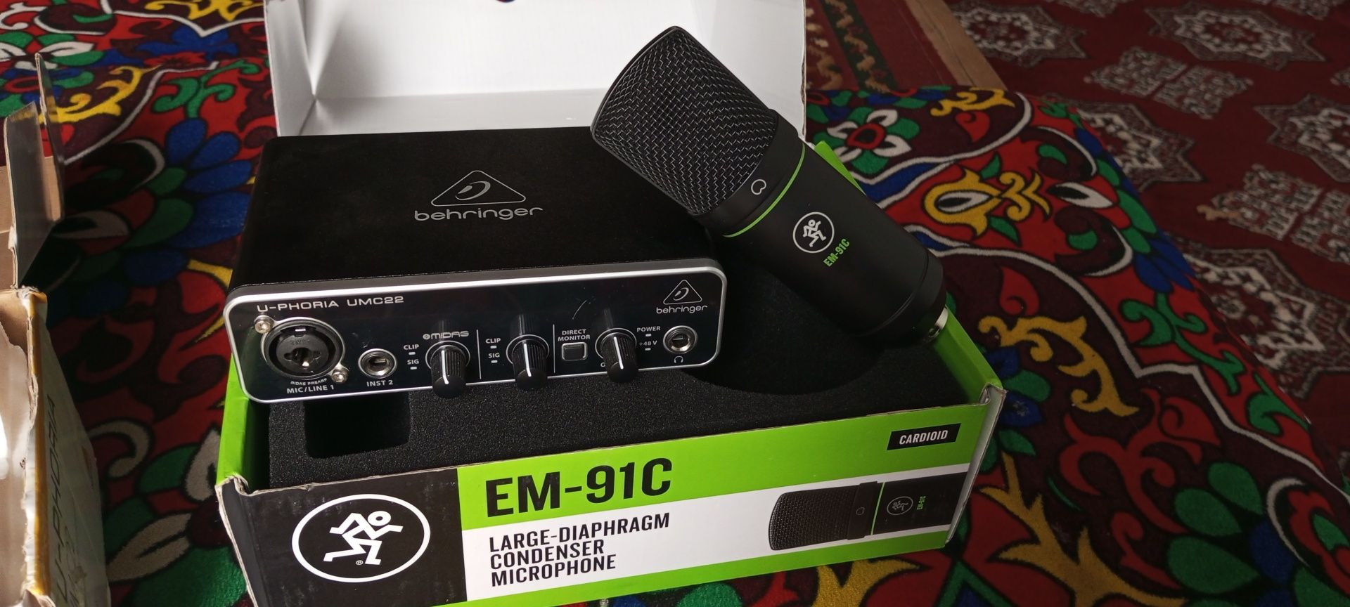 Ovoz yozish uchun Behringer u-phoria um22 va Mackie EM-91C sotiladi