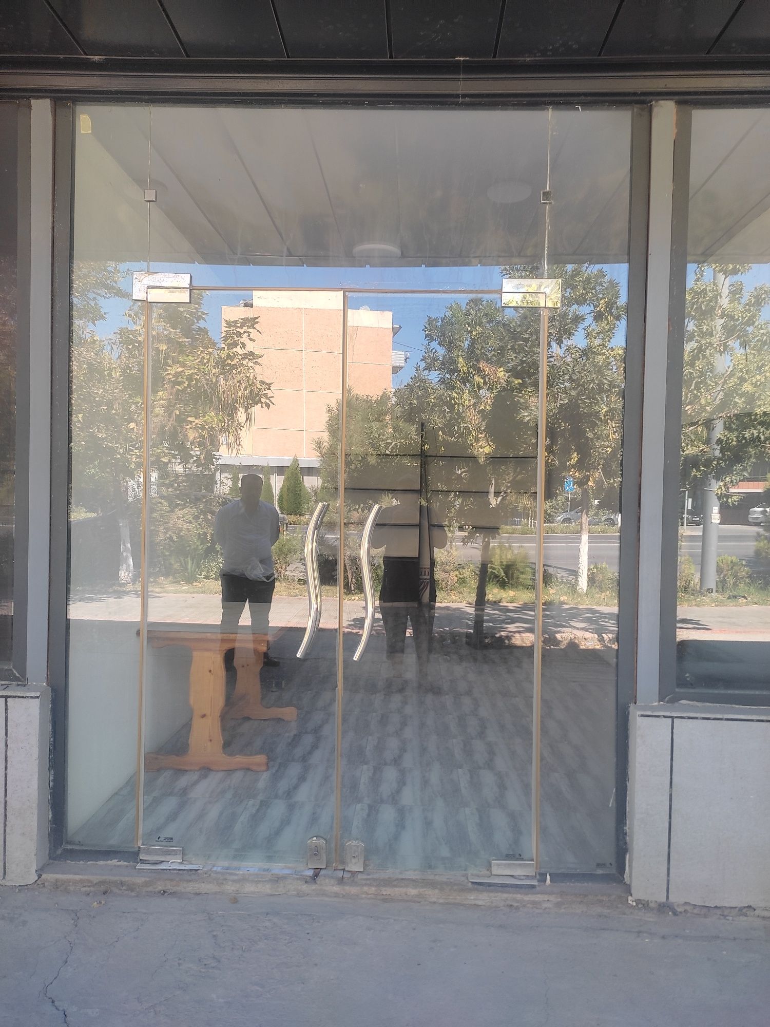 Ойна эшиклар сотилади