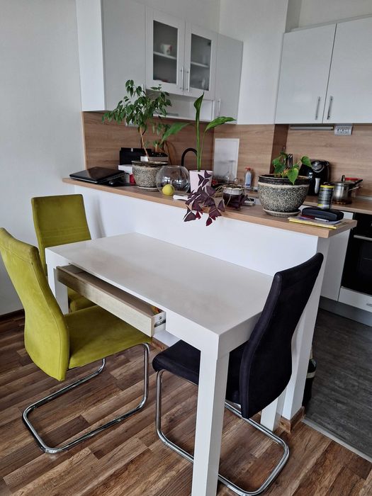 трапезна маса и столове