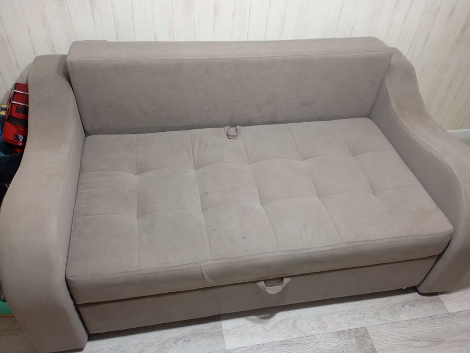Продам диван срочно.
