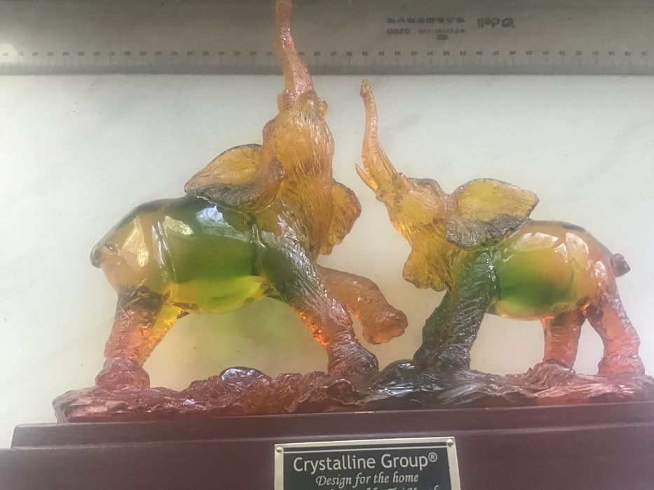 Слоны на деревянной подставке