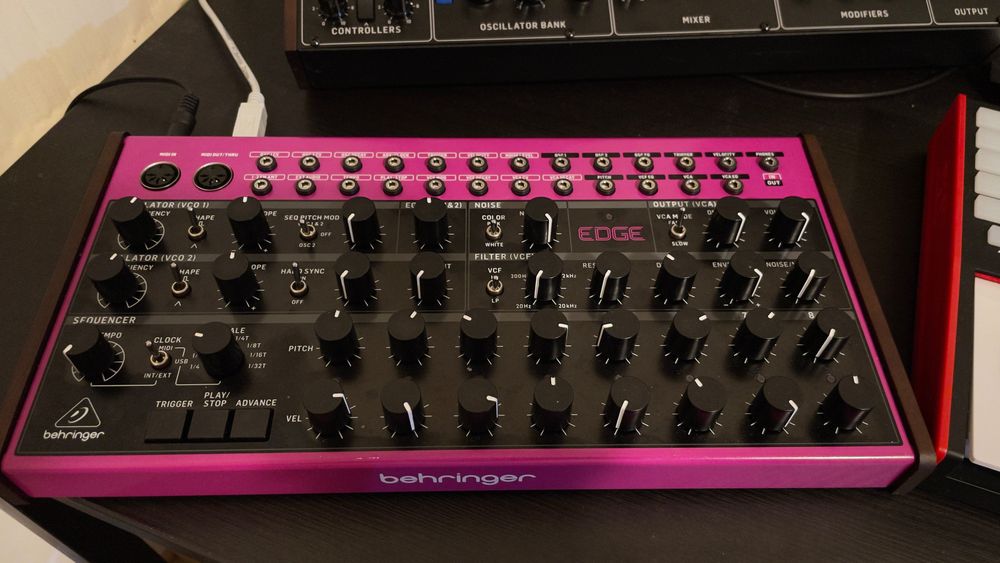 Behringer Edge Синтезатор
