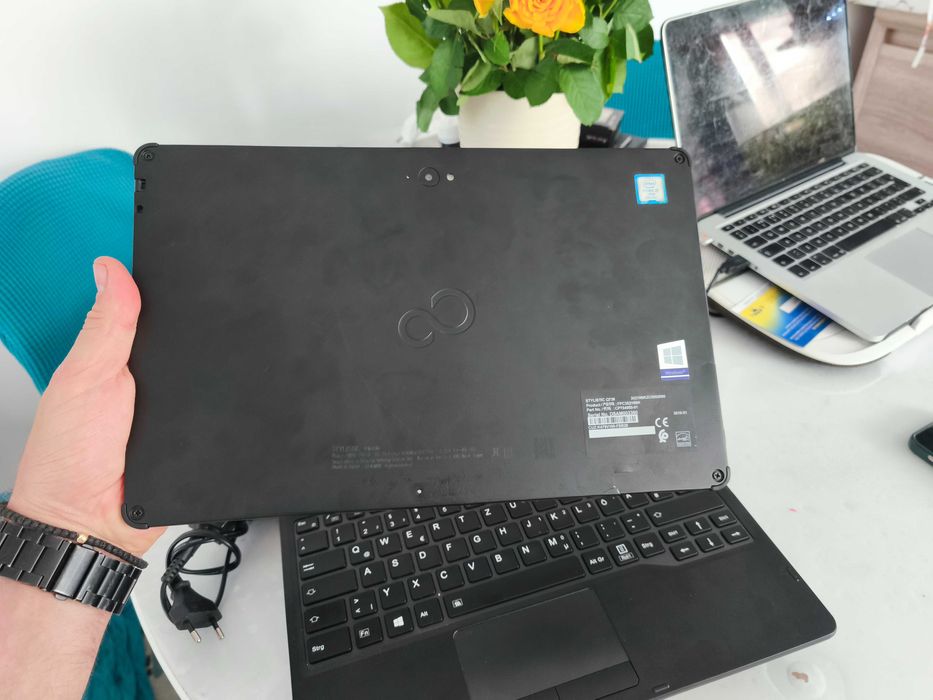 Laptop-tabletă 2 în 1 Fujitsu Stylistic Q738 i5-8350 8Gb ram 256Gb SSD