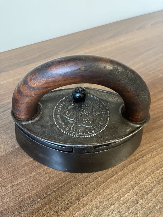 Fier de calcat calcator vechi model foarte  RAR !