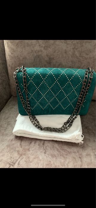 Зелена чанта със синджир и капси
