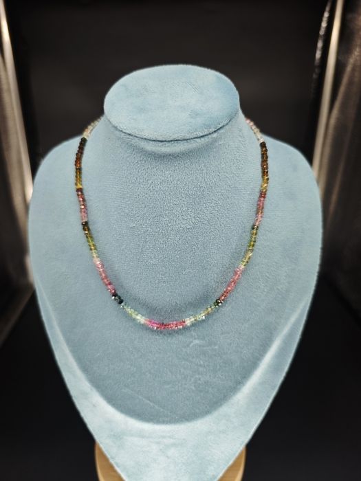 Колие от турмалин със сребърна закопчалка