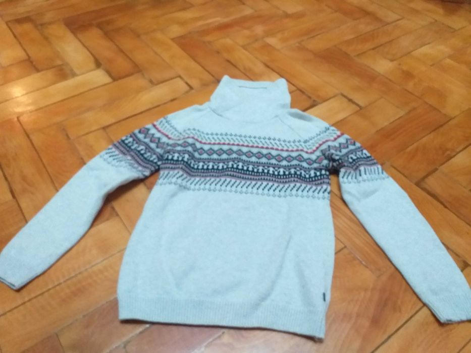 Vănd diferite pulovere, bluze , pantalon, maieu și iegări