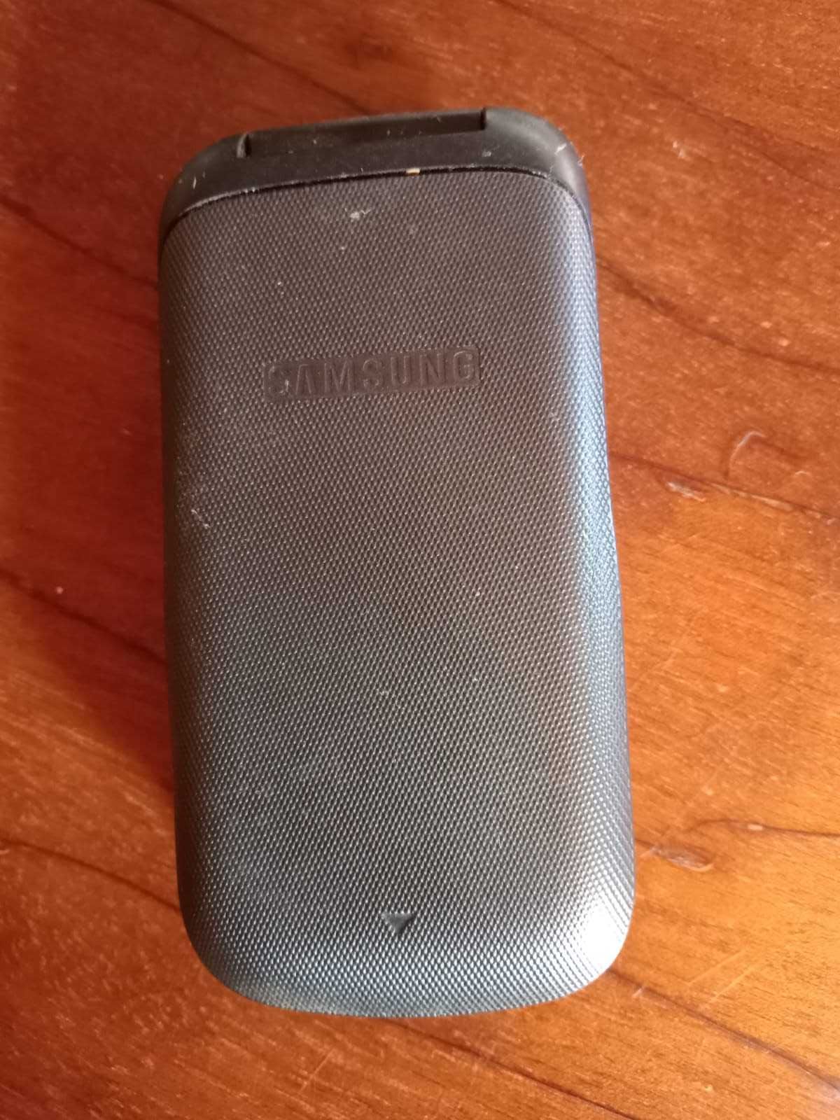 Продам кнопочный сотовый телефон Samsung (Самсунг)