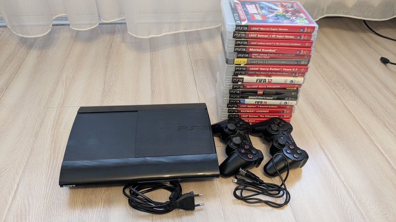 PS3 slim + 2 controllere + 18 DVD jocuri