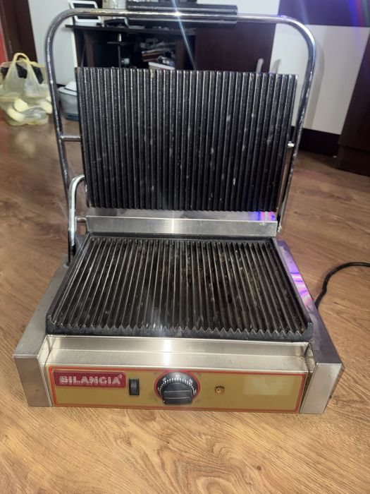 Vand grill contact 2200 w , functioneaza perfect !