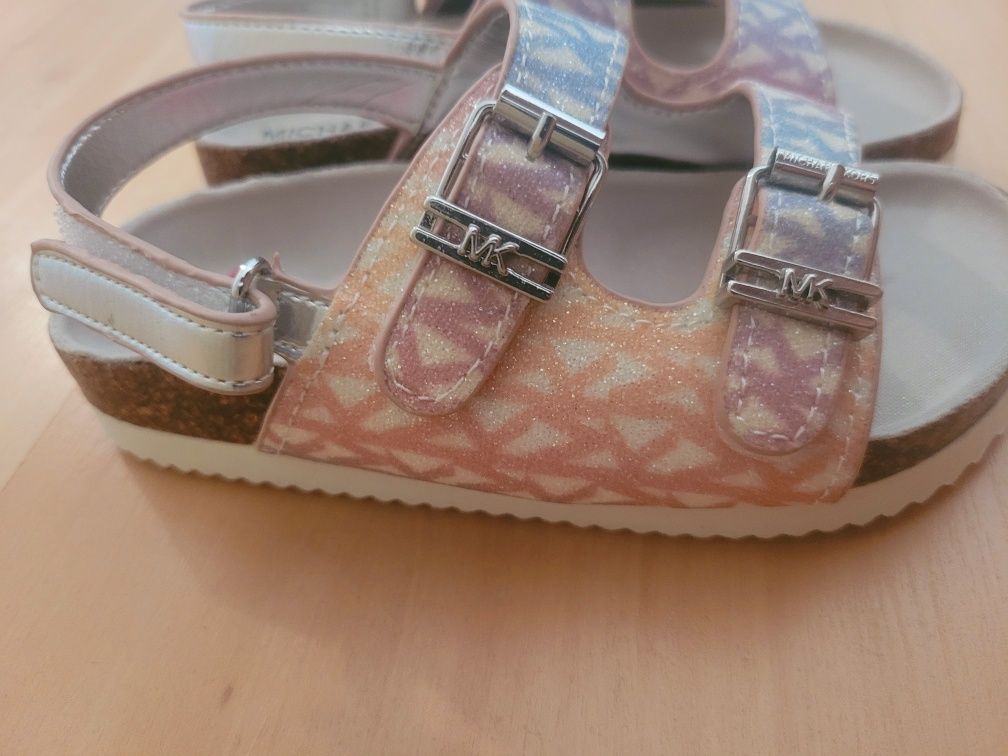 Чисто нови  оригинални детски сандали  Michael Kors