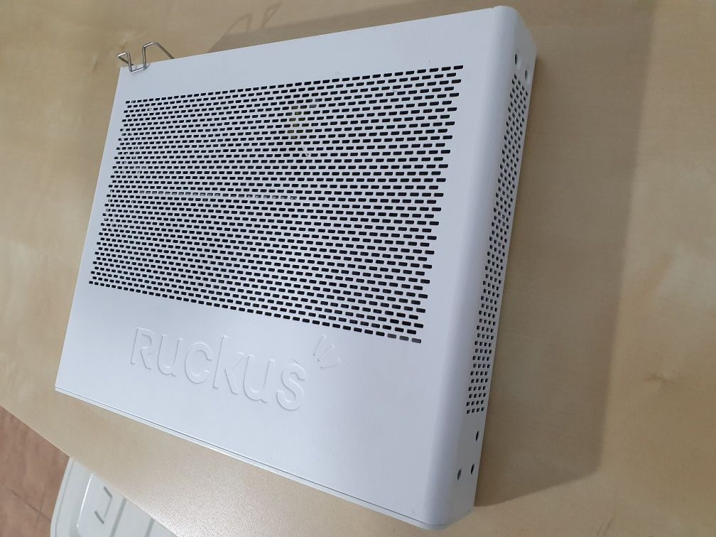 Ruckus ICX 7150-C12P switch cu management PoE+ 2x10GB SFP+