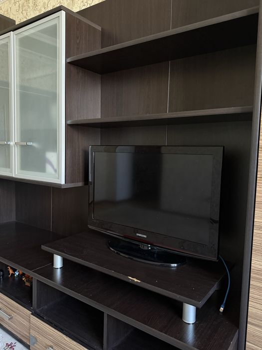 Стенка в зал, в хорошем состоянии. Вместе с сервизом