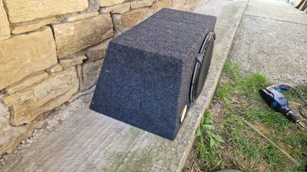 Vand subwoofer auto
