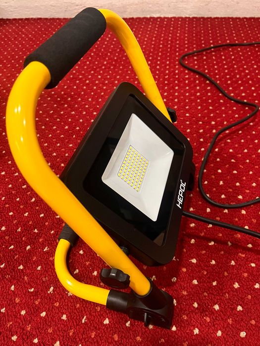 Lampa proiector LED cu suport reglabil si maner