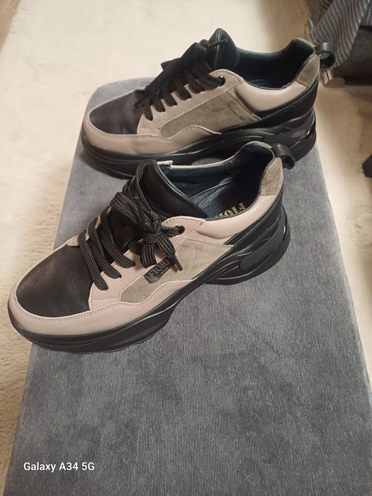 Нови кожени обувки