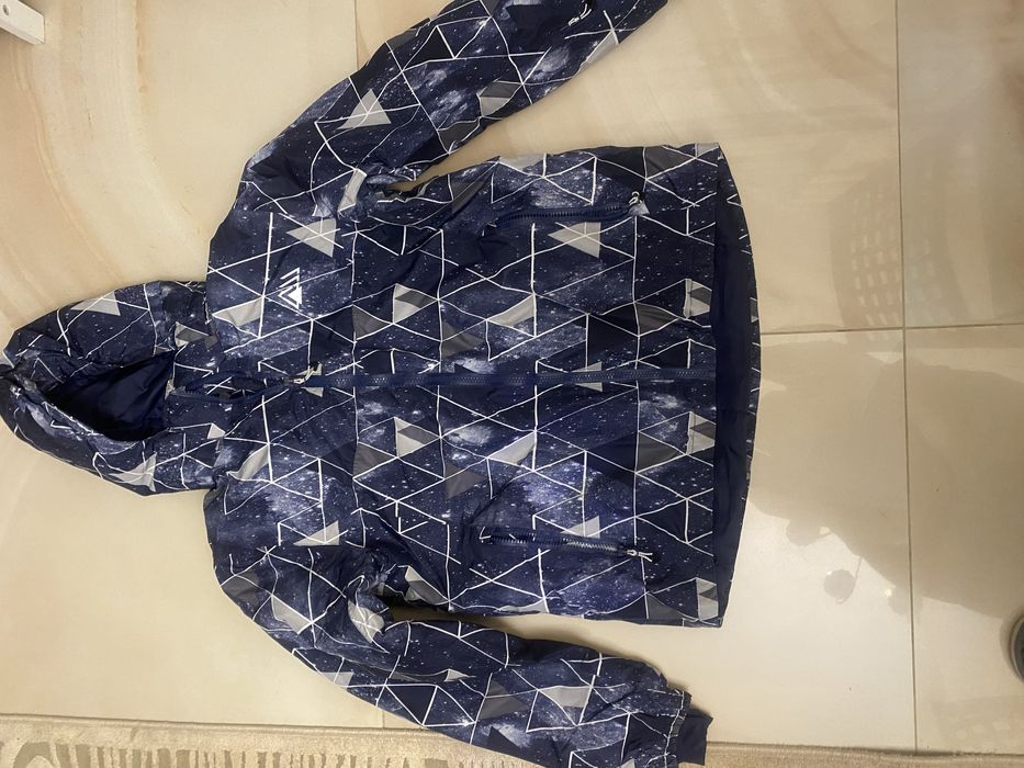 яке със естествен косъм на качулката