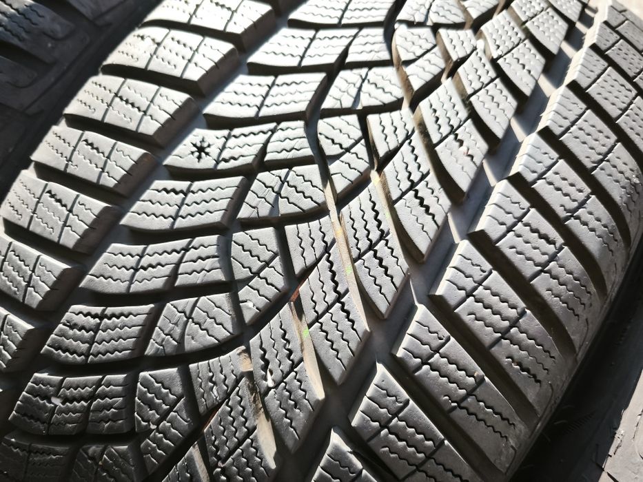 225/40/18" 4бр Good year ultra grip performance +, Дот3320,6-8мм