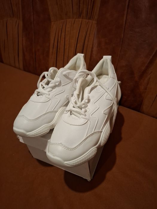 Vand adidasi  ca noi