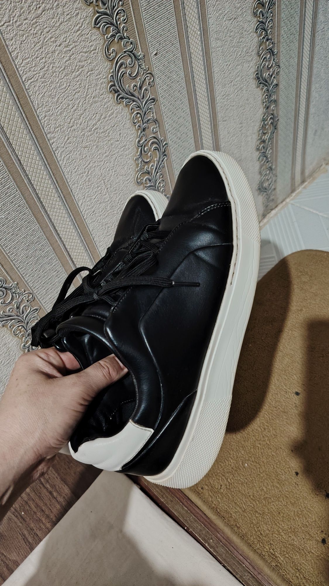 Zara крассовка сотилади срочно