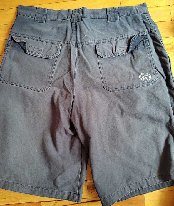 Всяко по 15 лв. Къси панталони Mistral и шапка Billabong