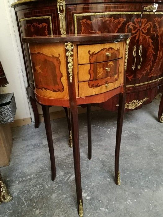 Eleganta comodina în stil francez cu intarsii și elemente din bronz, s