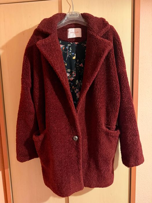 Тъмночервено пухено палто