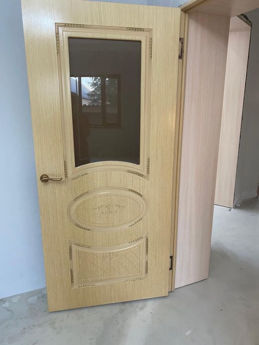 Продаю деревянную дверь