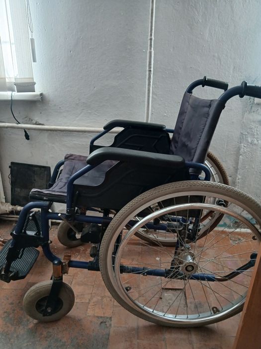 Инвалидная коляска. Прочная, проста в использование