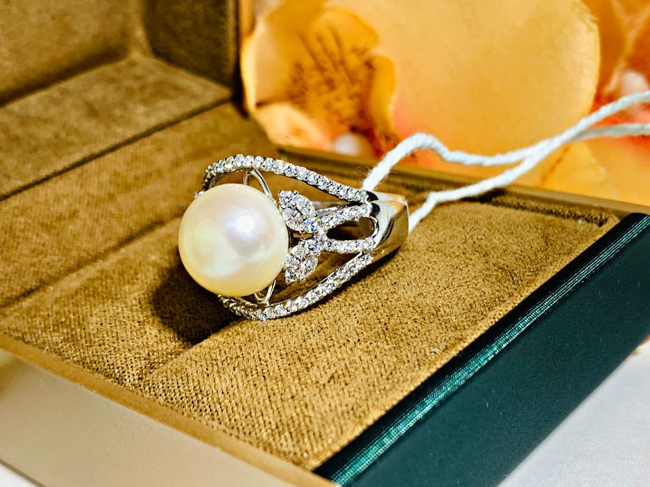 золотое кольцо с бриллиантами и натуральным камнем – Жемчуг