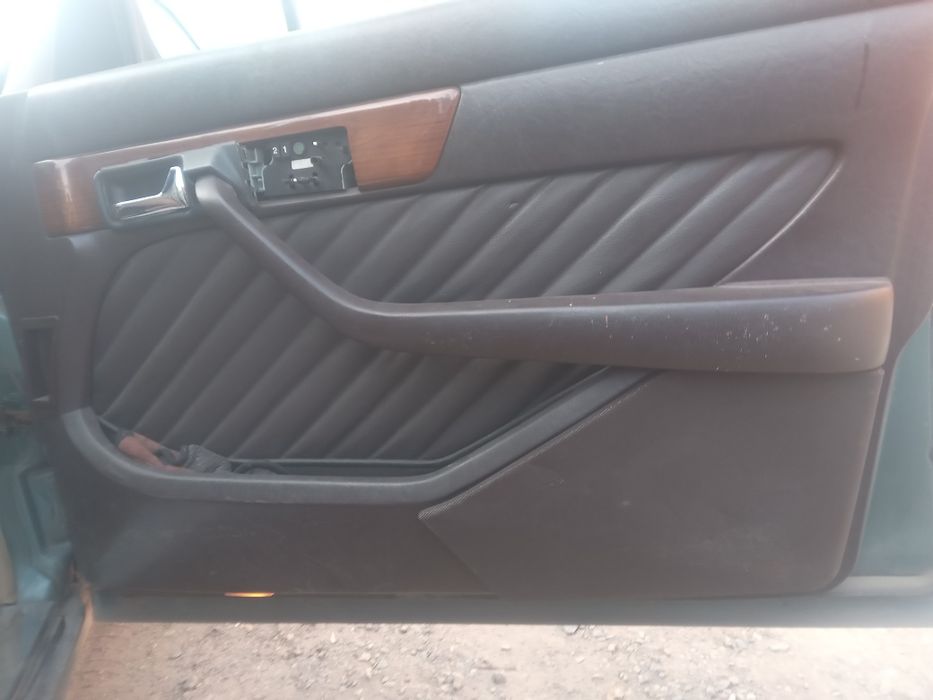 Продам дверные карты 126 мерседес 3 штуки