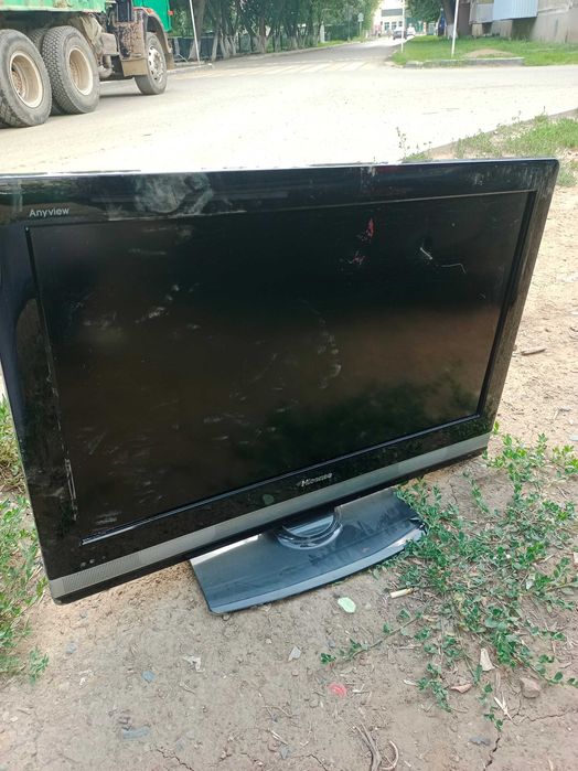 Продам телевизор ЖК Hisense  экран треснутый на запчасти адрес 6 мкр