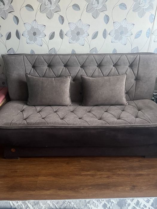 Диван                     .