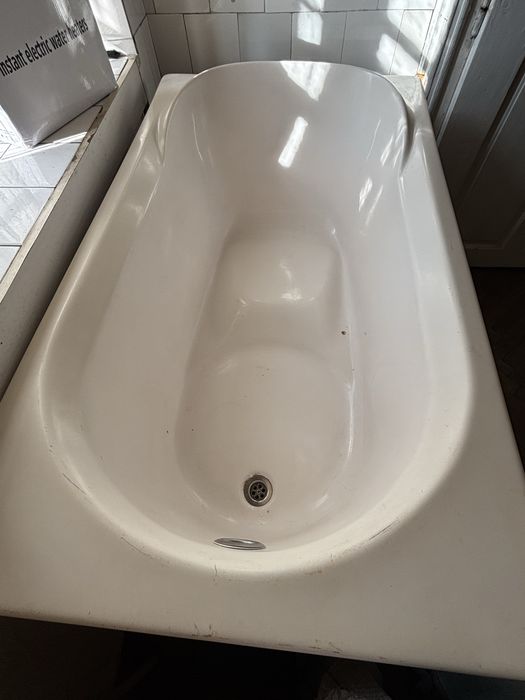 Set cosmetică canină: cadă + duș instant – 210 lei