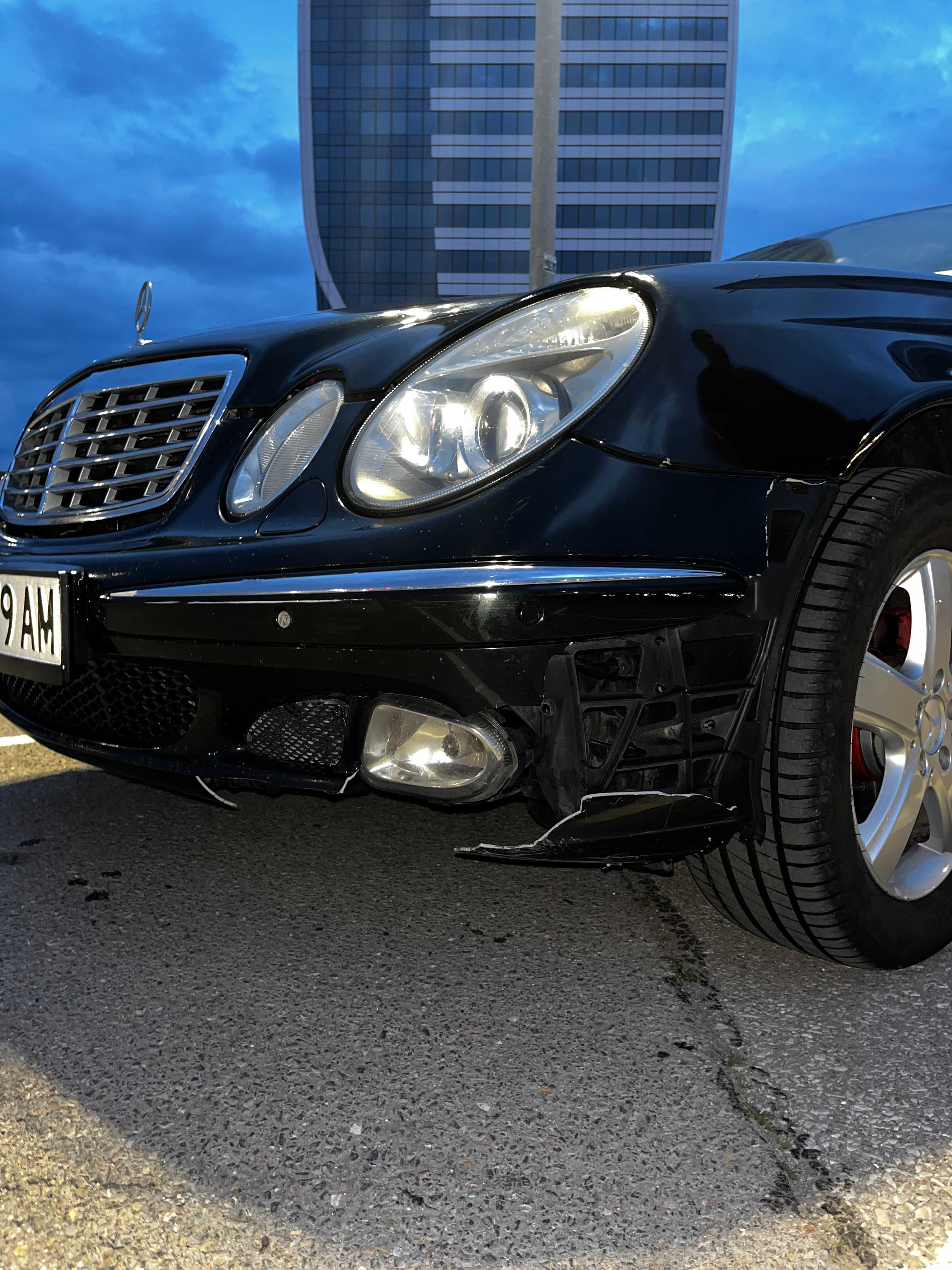 Mercedes-BENZ W211