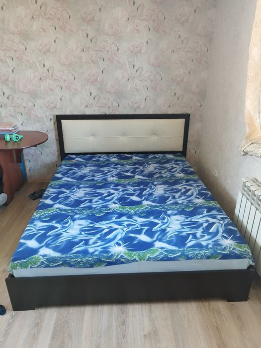 Продам двухспальную кровать и шкаф в хорошем состоянии