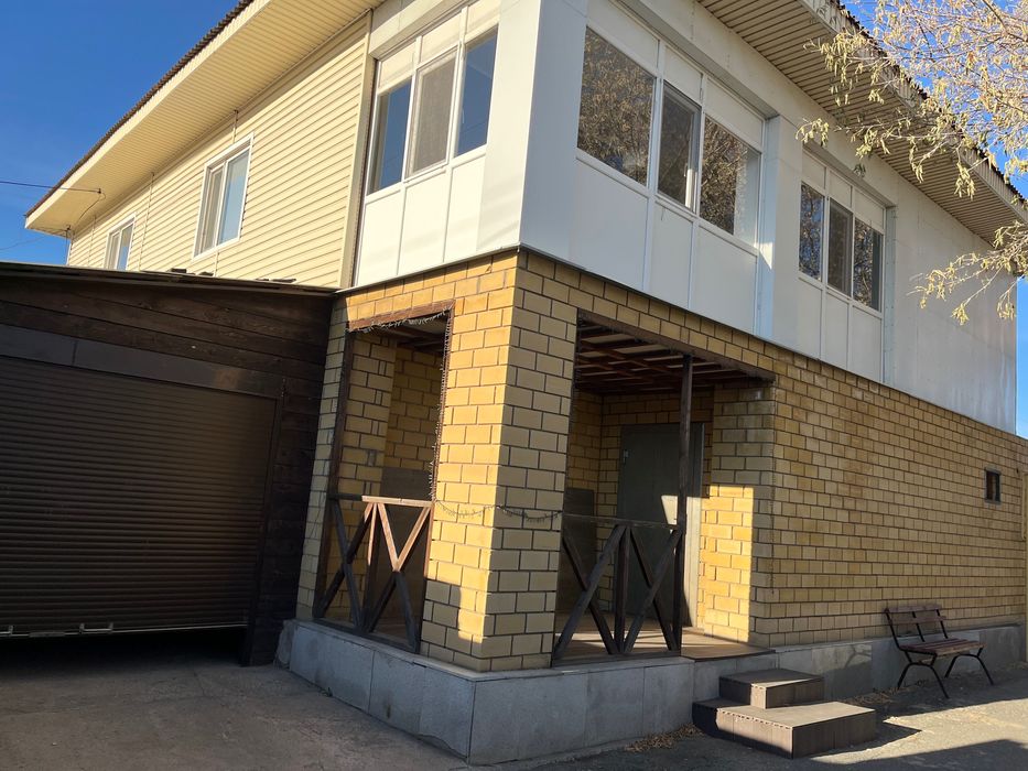 Продам дом два этажа с двумя гаражами и большим боксом, 10 соток