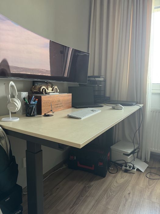 Birou reglabil pe inaltime /Adjustable desk