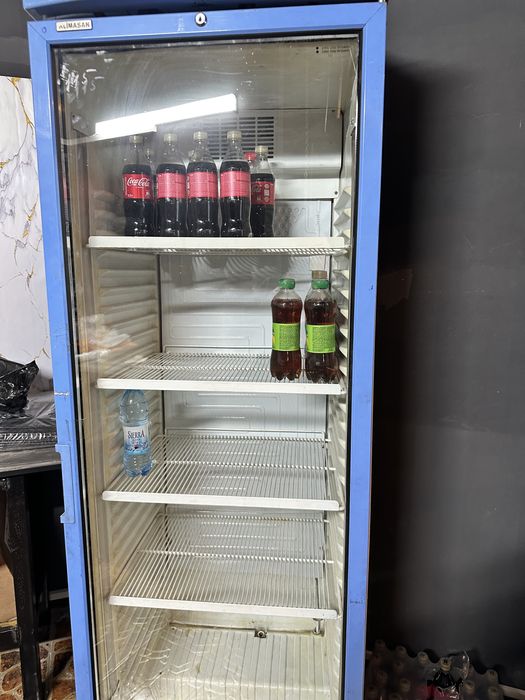 Продам витринный  холодильник
