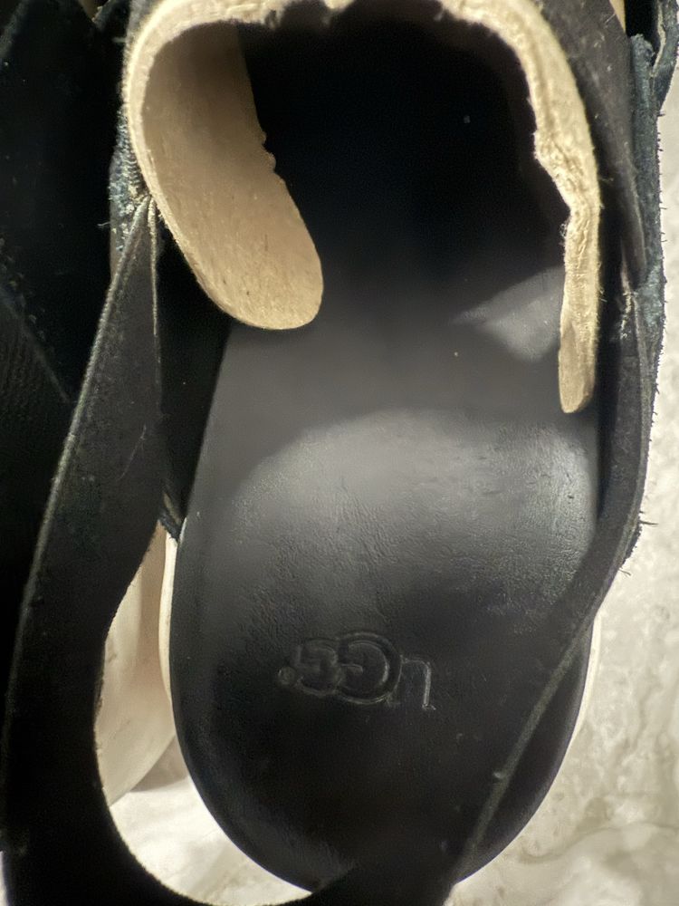 Sandale Ugg.