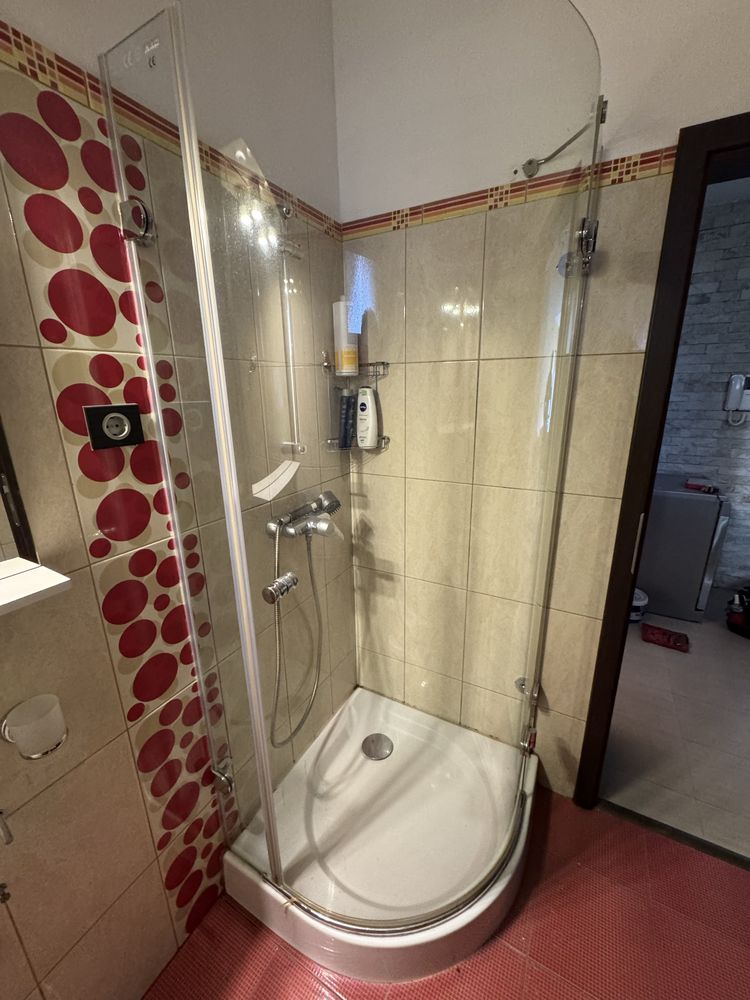 Cabina dus si cadita