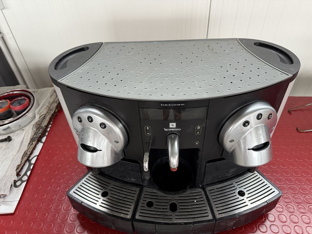 Пълен Кафеавтомат NESPRESSO Gemini CS220 Pro