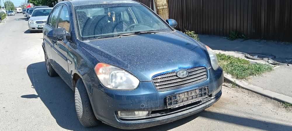 Dezmembrez Hyundai accent 3 benzina 1.6