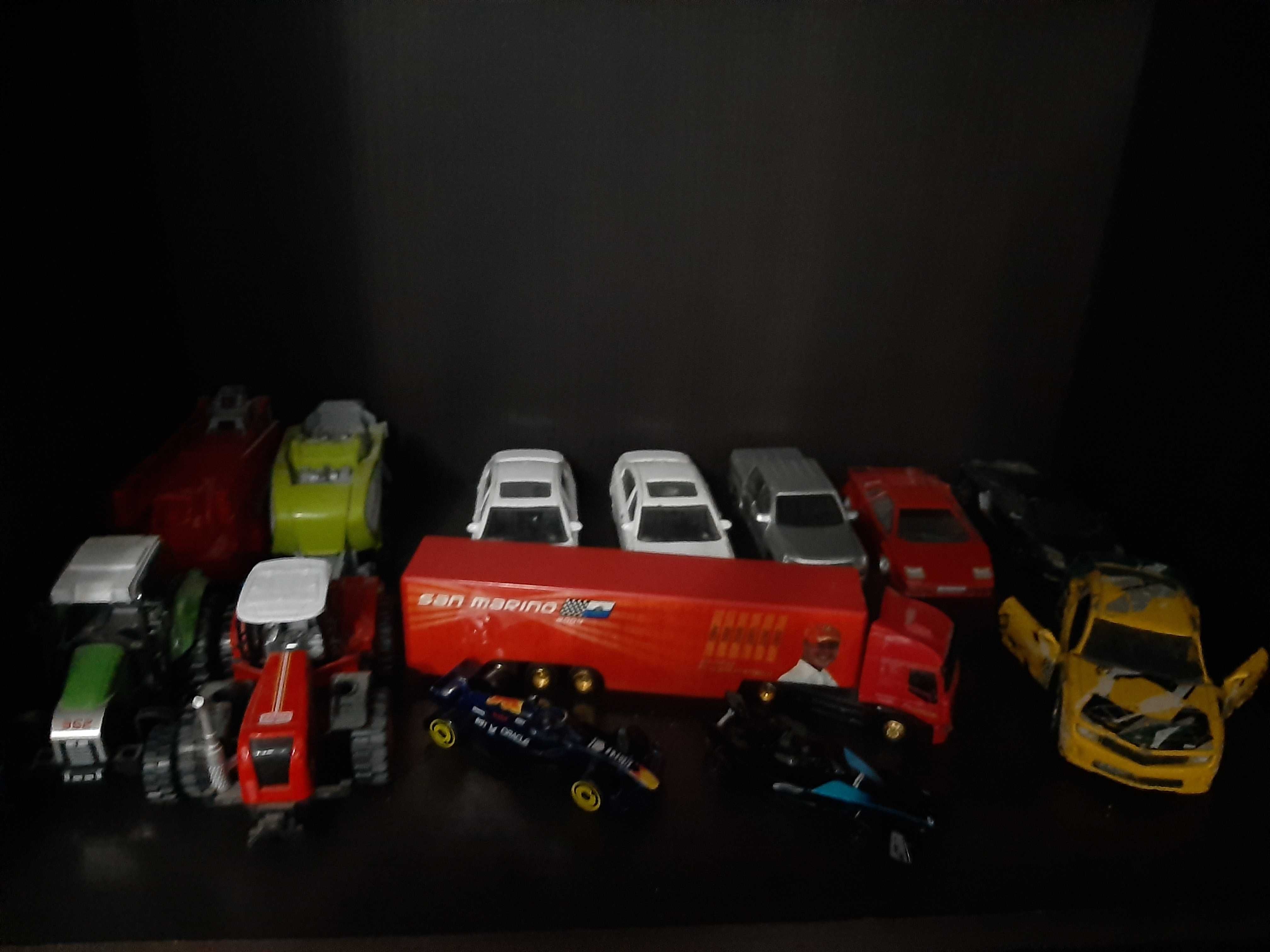 Vand lot masinute hotwheels si camioane de jucarie
