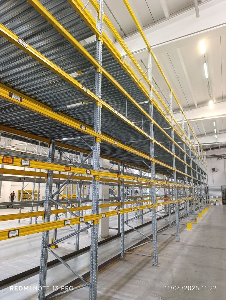 Rafturi metalice pentru paleți și picking.