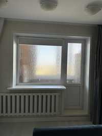 Продам окно с балконной дверью, стекло с улицы рефленое.