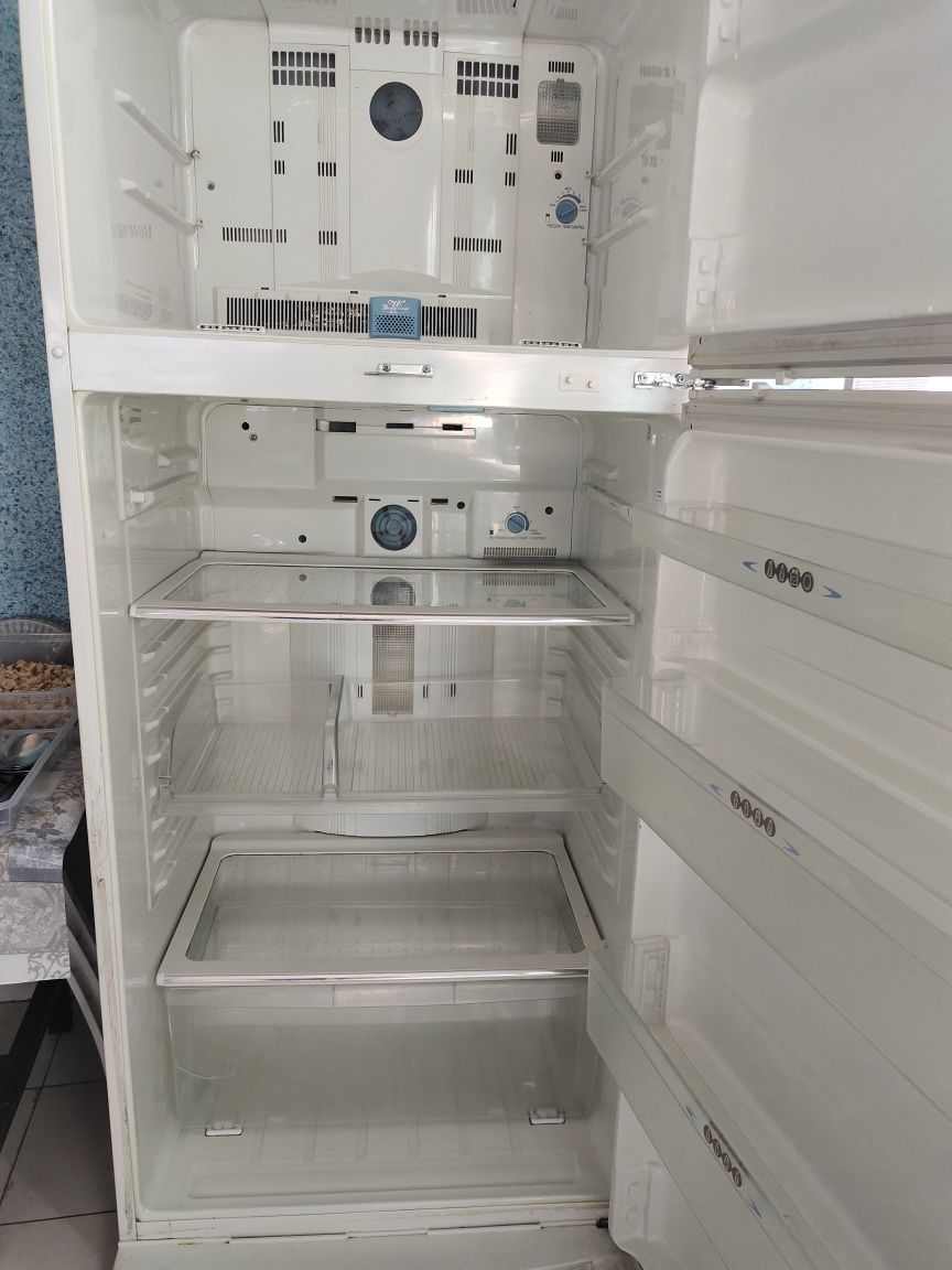 Продаётся большой холодильник